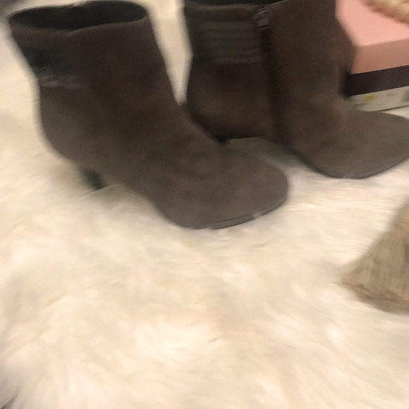 Bandolino suede ankle boots!  Leather/man made upper. BDJAIONE DGY-SU. NWT! - Picture 2 of 6